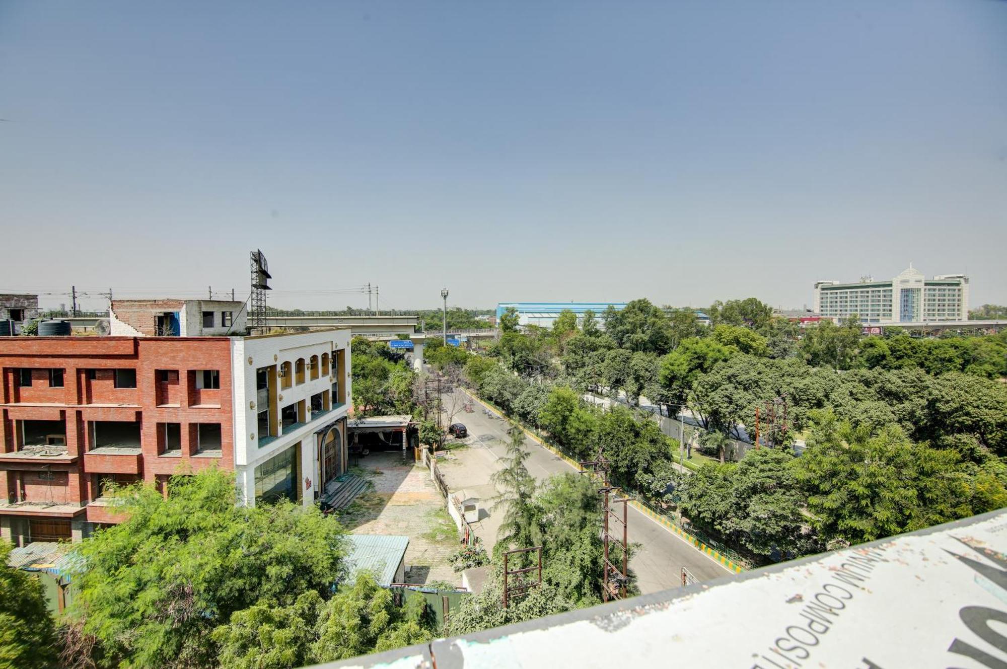 Hotel The Emporio Grand Near Vaishali Metro Station Ghaziabad Bagian luar foto