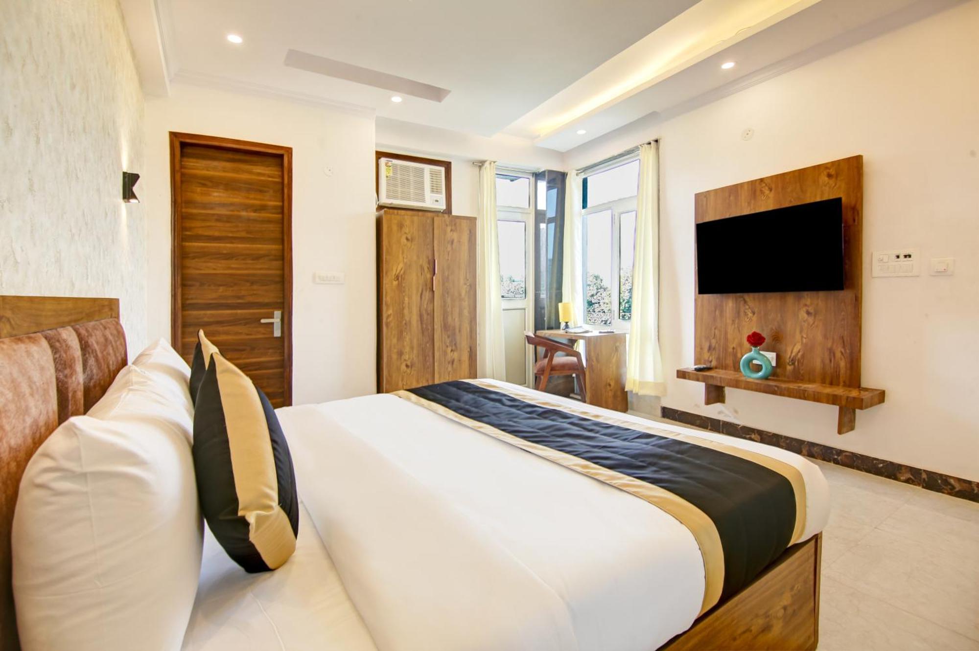 Hotel The Emporio Grand Near Vaishali Metro Station Ghaziabad Bagian luar foto