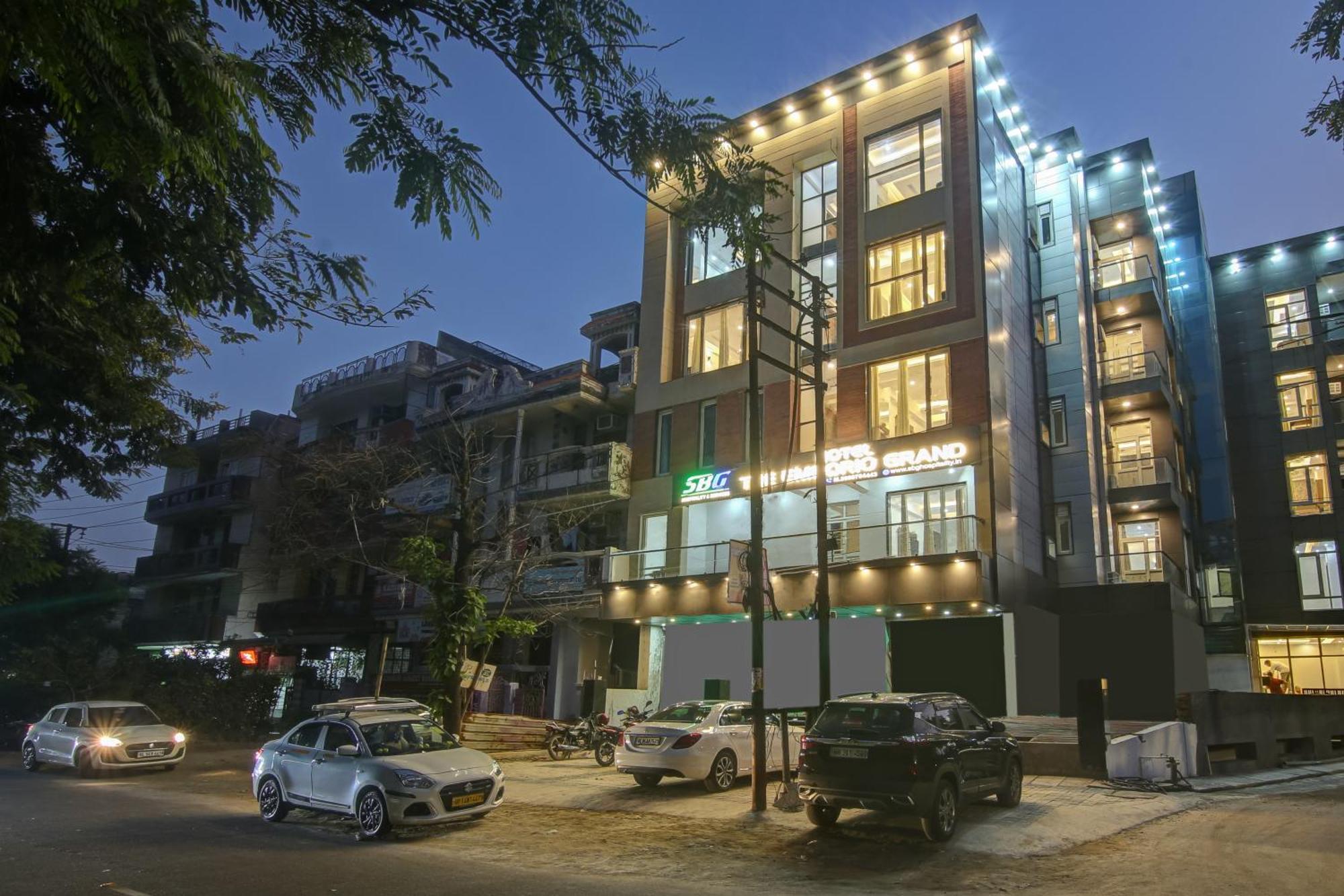 Hotel The Emporio Grand Near Vaishali Metro Station Ghaziabad Bagian luar foto